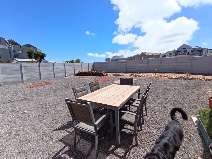 To Let 4 Bedroom Property for Rent in Hoogland Western Cape